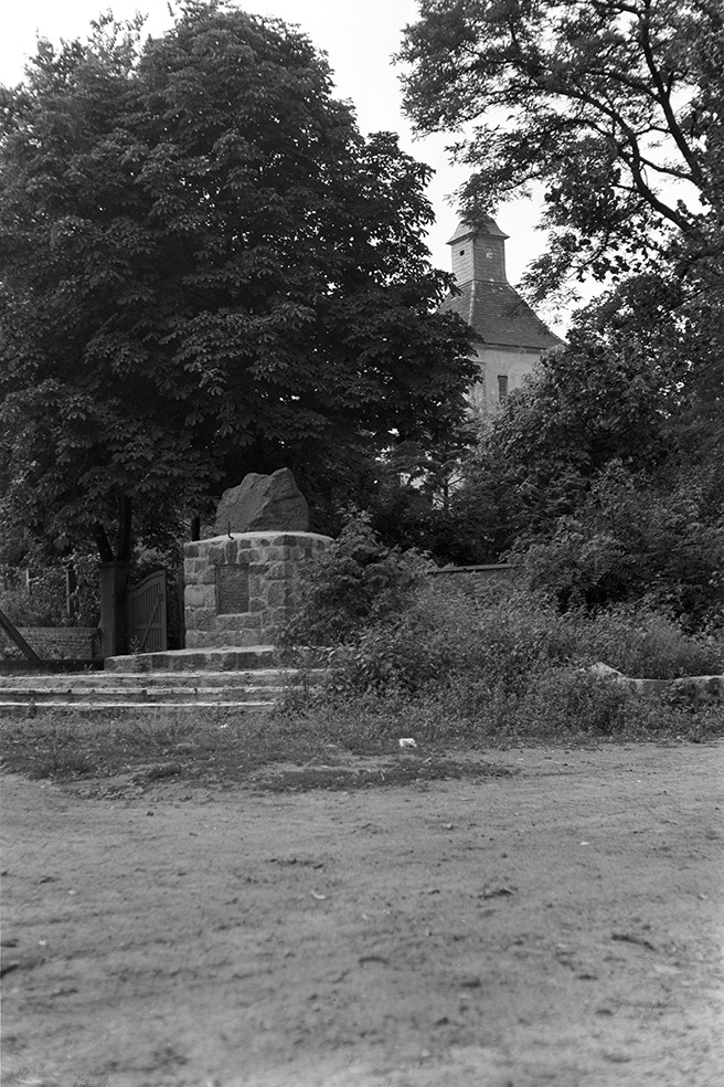 Kirchmöser, Kriegerdenkmal vor Dorfkirche (Heimatverein "Alter Krug" Zossen e.V. CC BY-NC-SA)