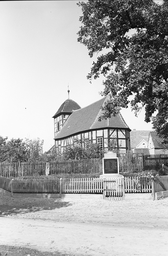 Kleindröben, Dorfkirche mit Kriegerdenkmal (Heimatverein "Alter Krug" Zossen e.V. CC BY-NC-SA)