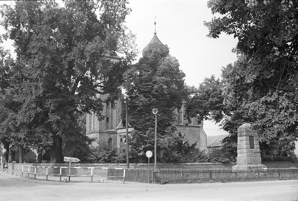 Tremmen, Kirchenvorplatz (Heimatverein "Alter Krug" Zossen e.V. CC BY-NC-SA)