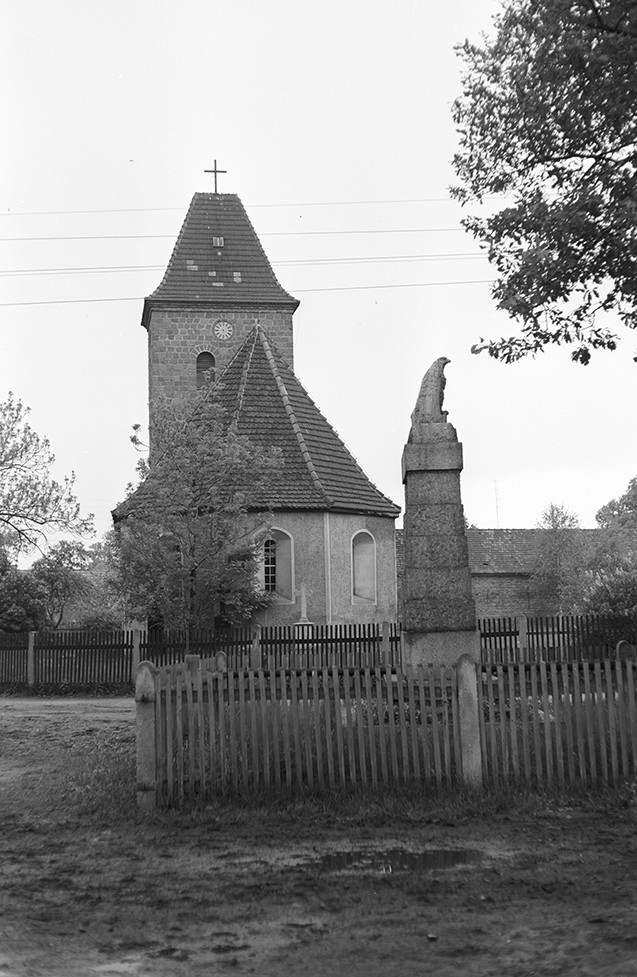 Linda, Dorfkirche mit Kriegerdenkmal Ansicht 1 (Heimatverein "Alter Krug" Zossen e.V. CC BY-NC-SA)