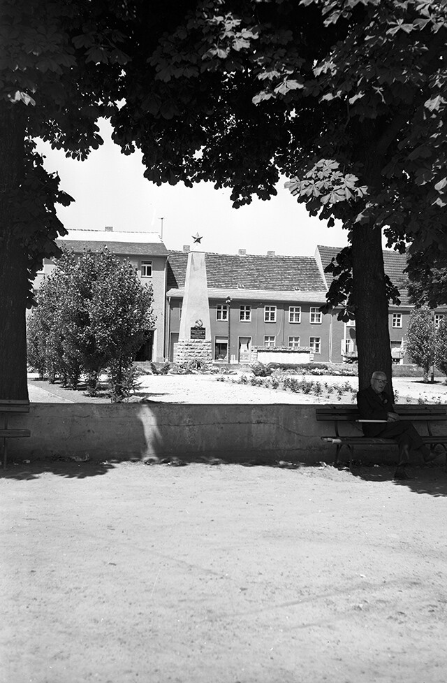 Altlandsberg, Marktplatz mit sowjetischen Ehrenmal 2 (Heimatverein "Alter Krug" Zossen e.V. CC BY-NC-SA)
