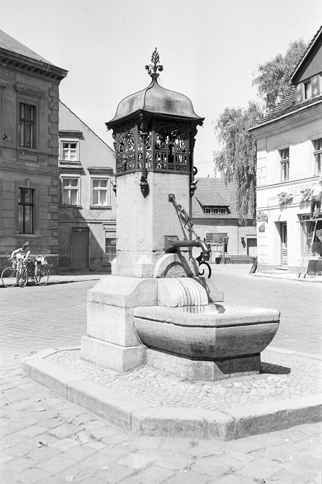 Buckow (Märkische Schweiz), Brunnen auf zentralem Marktplatz (Heimatverein "Alter Krug" Zossen e.V. CC BY-NC-SA)