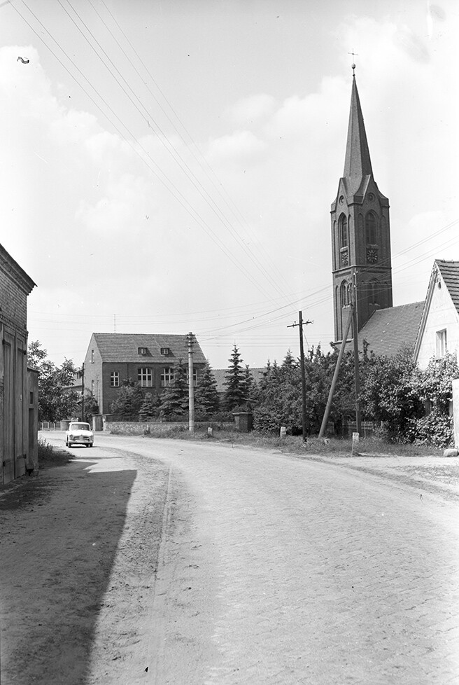 Dissen, Ortsansicht 2 mit Dorfkirche (Heimatverein "Alter Krug" Zossen e.V. CC BY-NC-SA)