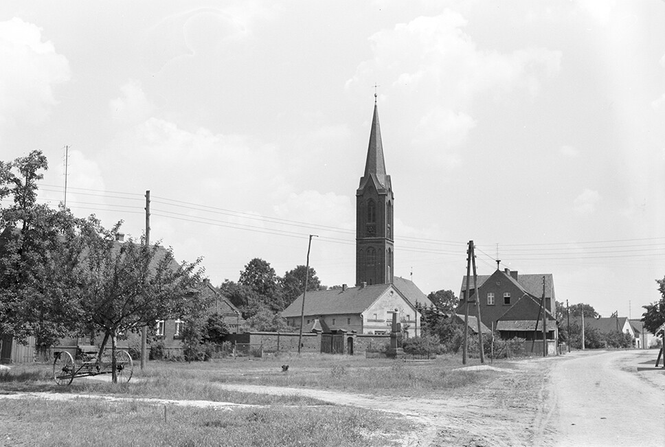 Dissen, Ortsansicht 4 mit Dorfkirche (Heimatverein "Alter Krug" Zossen e.V. CC BY-NC-SA)