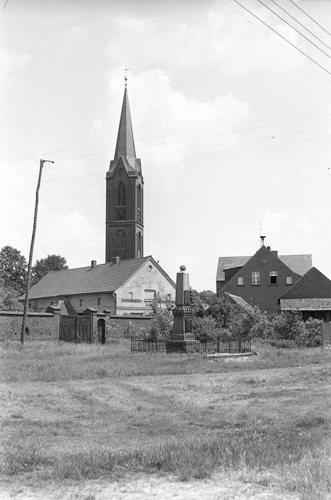 Dissen, Ortsansicht 5 mit Dorfkirche u.Kriegerdenkmal (Heimatverein "Alter Krug" Zossen e.V. CC BY-NC-SA)
