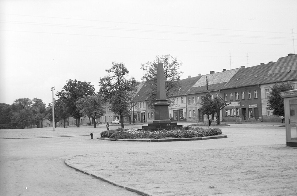 Doberlug, Ortsansicht 4 mit Kriegerdenkmal (Heimatverein "Alter Krug" Zossen e.V. CC BY-NC-SA)
