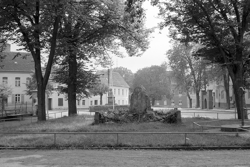 Gröbzig, Leninplatz/Marktplatz mit Gedenkstein (Heimatverein "Alter Krug" Zossen e.V. CC BY-NC-SA)