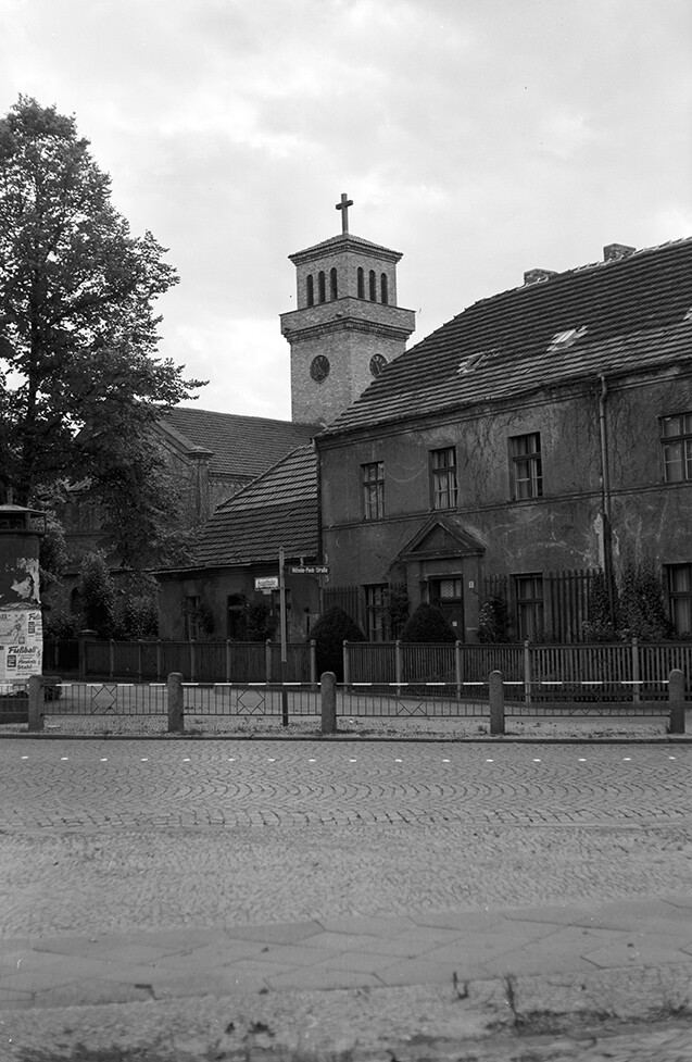 Henningsdorf, Ortsansicht 1 mit Martin-Luther-Kirche (Heimatverein "Alter Krug" Zossen e.V. CC BY-NC-SA)