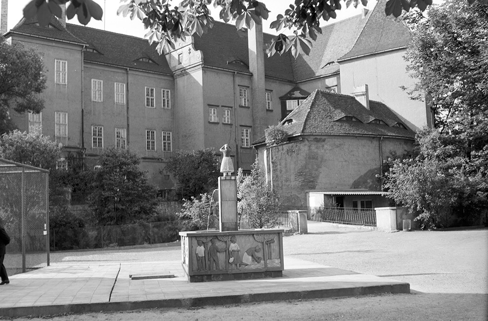Hoyerswerda, Brunnen vor Stadtmuseum/Schloss (Heimatverein "Alter Krug" Zossen e.V. CC BY-NC-SA)