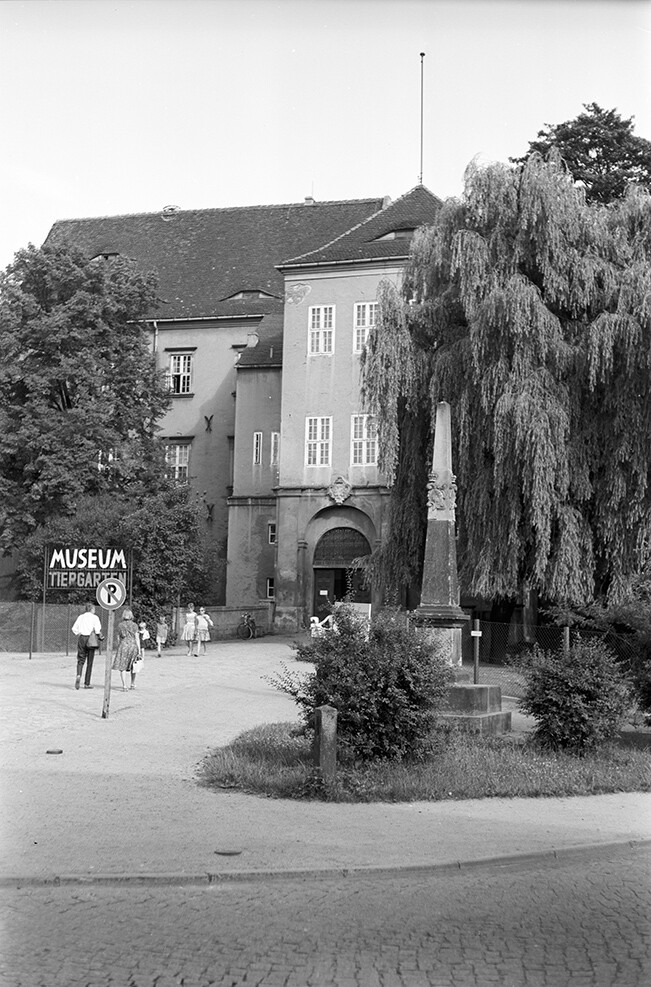 Hoyerswerda, Stadtmuseum und Postsäule (Heimatverein "Alter Krug" Zossen e.V. CC BY-NC-SA)