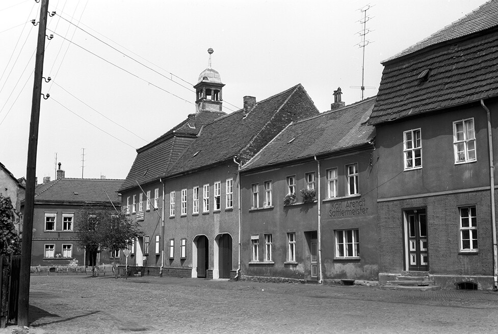 Jeßnitz (Anhalt), Ortsansicht 1 mit Rathaus (Heimatverein "Alter Krug" Zossen e.V. CC BY-NC-SA)