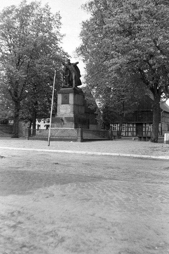 Bülowdenkmal in Dennewitz (Heimatverein "Alter Krug" Zossen e.V. CC BY-NC-SA)