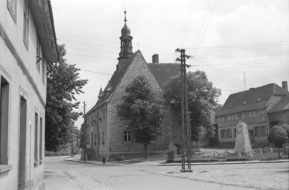 Kroppenstedt, Kriegerdenkmal und Rathaus (Heimatverein "Alter Krug" Zossen e.V. CC BY-NC-SA)