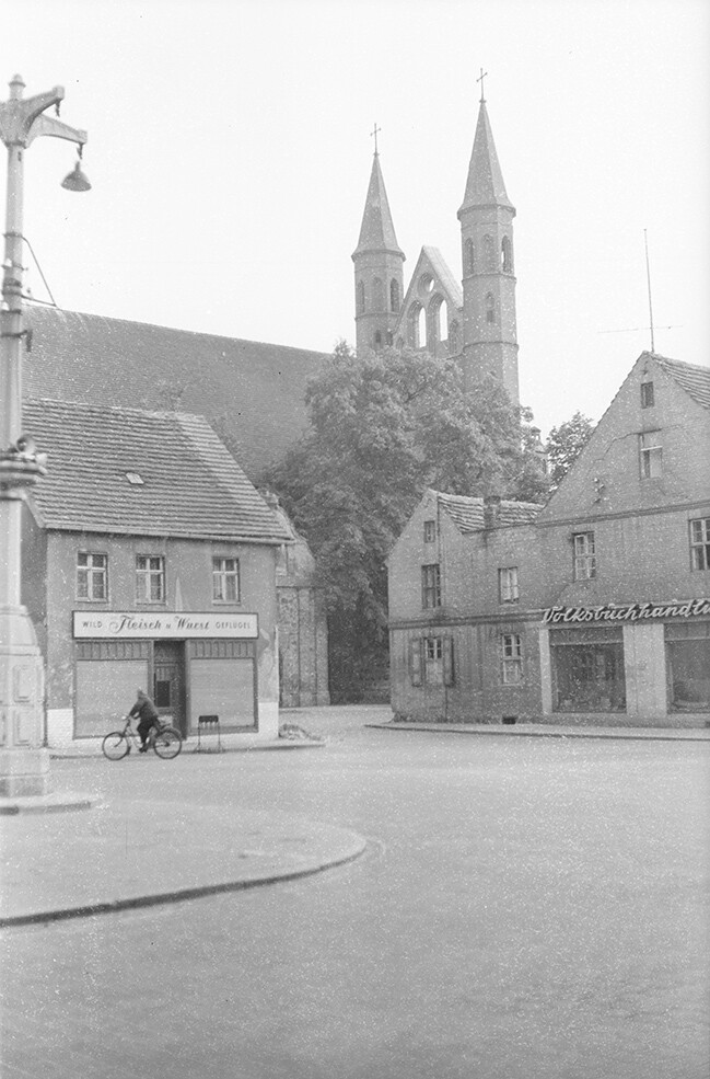Kyritz, Ortsansicht 6 mit St. Marien Kirche, Fleischerei und Voksbuchhandlung (Heimatverein "Alter Krug" Zossen e.V. CC BY-NC-SA)