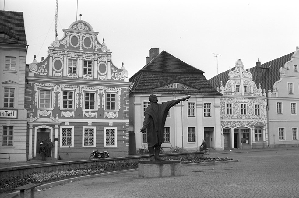 Luckau, Ortsansicht 9 mit Karl-Liebknecht-Denkmal (Heimatverein "Alter Krug" Zossen e. V. CC BY-NC-SA)