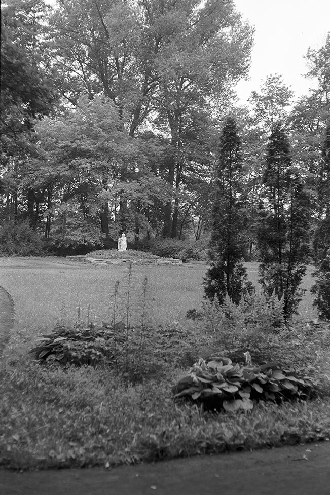 Luckenwalde, Stadtpark mit Skulptur "Die Lesende" von Pietro Magni di Milano, Ansicht 2 (Heimatverein "Alter Krug" Zossen e. V. CC BY-NC-SA)