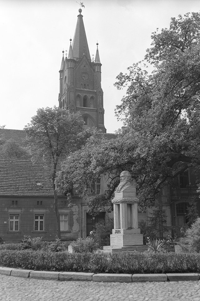Mittenwalde, Friedrich-Ludwig-Jahn Denkmal Ansicht 1 mit St.-Moritz-Kirche (Heimatverein "Alter Krug" Zossen e. V. CC BY-NC-SA)