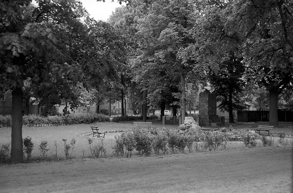Motzen, Krespinski-Park mit Brunnen und Kriegerdenkmal (Heimatverein "Alter Krug" Zossen e. V. CC BY-NC-SA)
