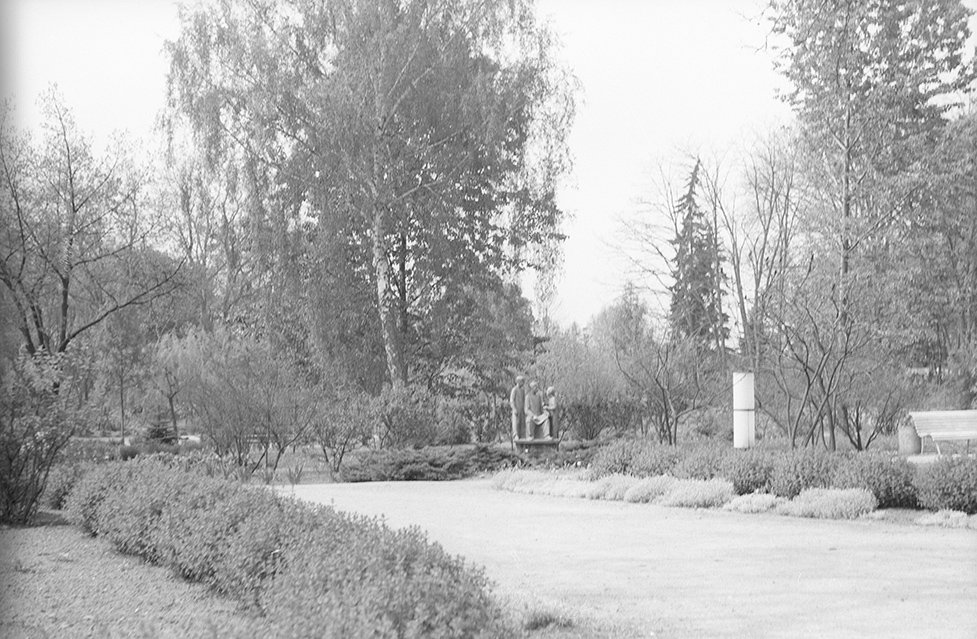 Müncheberg, Park mit Skulptur Lehrer und Schüler (Heimatverein "Alter Krug" Zossen e. V. CC BY-NC-SA)