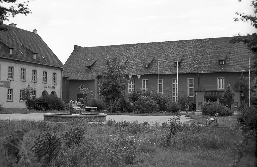 Nachterstedt, Sparkasse und Klubhaus (Heimatverein "Alter Krug" Zossen e. V. CC BY-NC-SA)