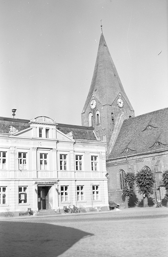 Neukalen, Ortsansicht 2 mit Rathaus und Pfarrkirche St. Johannes (Heimatverein "Alter Krug" Zossen e. V. CC BY-NC-SA)