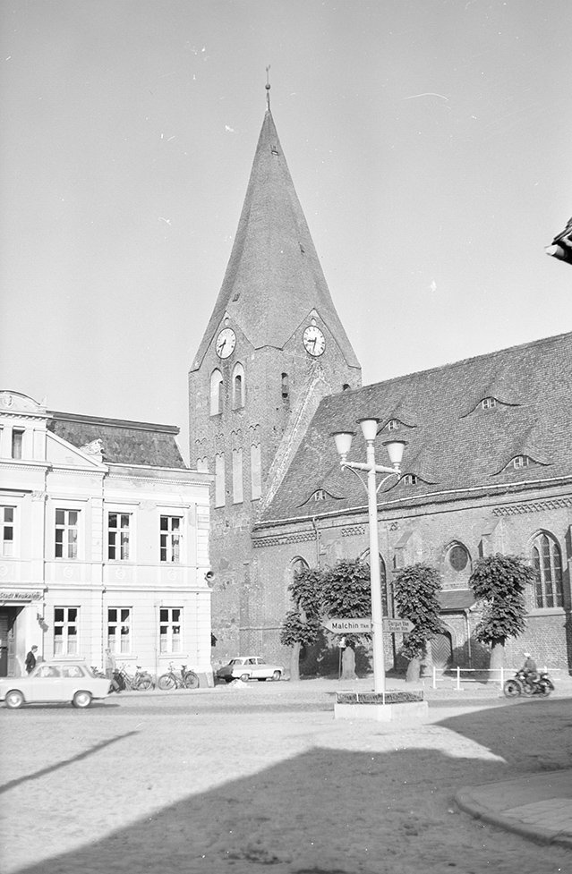 Neukalen, Ortsansicht 3 mit Rathaus und Pfarrkirche St. Johannes (Heimatverein "Alter Krug" Zossen e. V. CC BY-NC-SA)