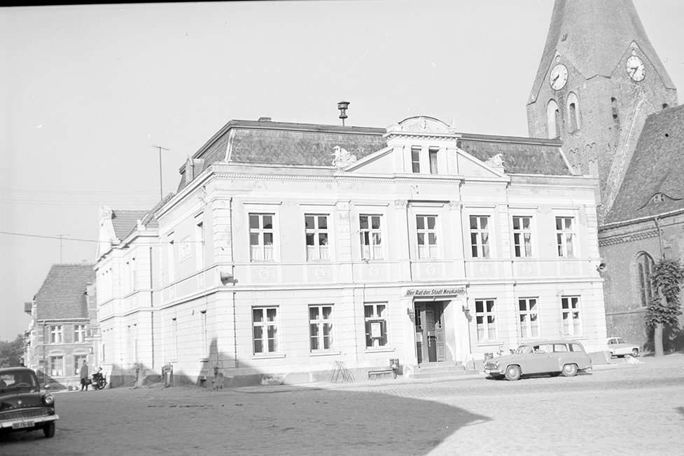 Neukalen, Ortsansicht 6 mit Rathaus mit Pfarrkirche St. Johannes (Heimatverein "Alter Krug" Zossen e. V. CC BY-NC-SA)