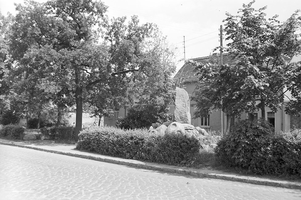 Neundorf, Denkmal, Alte Güstener Straße (Heimatverein "Alter Krug" Zossen e. V. CC BY-NC-SA)
