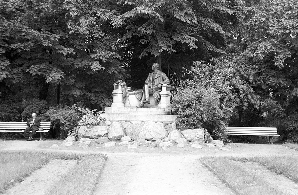 Neuruppin, Theodor-Fontane-Denkmal, Ansicht 1 (Heimatverein "Alter Krug" Zossen e. V. CC BY-NC-SA)
