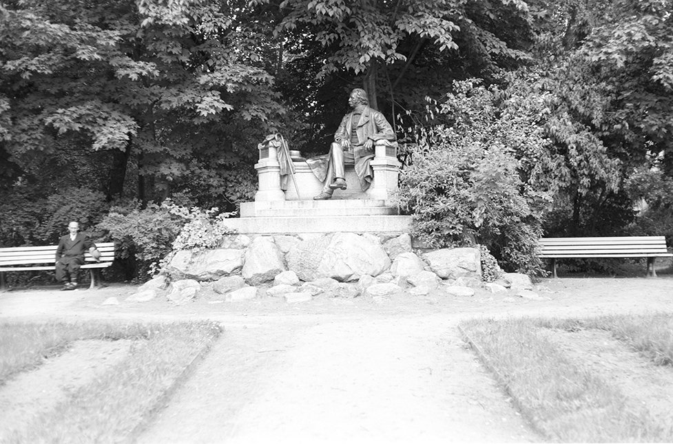 Neuruppin, Theodor-Fontane-Denkmal, Ansicht 2 (Heimatverein "Alter Krug" Zossen e. V. CC BY-NC-SA)