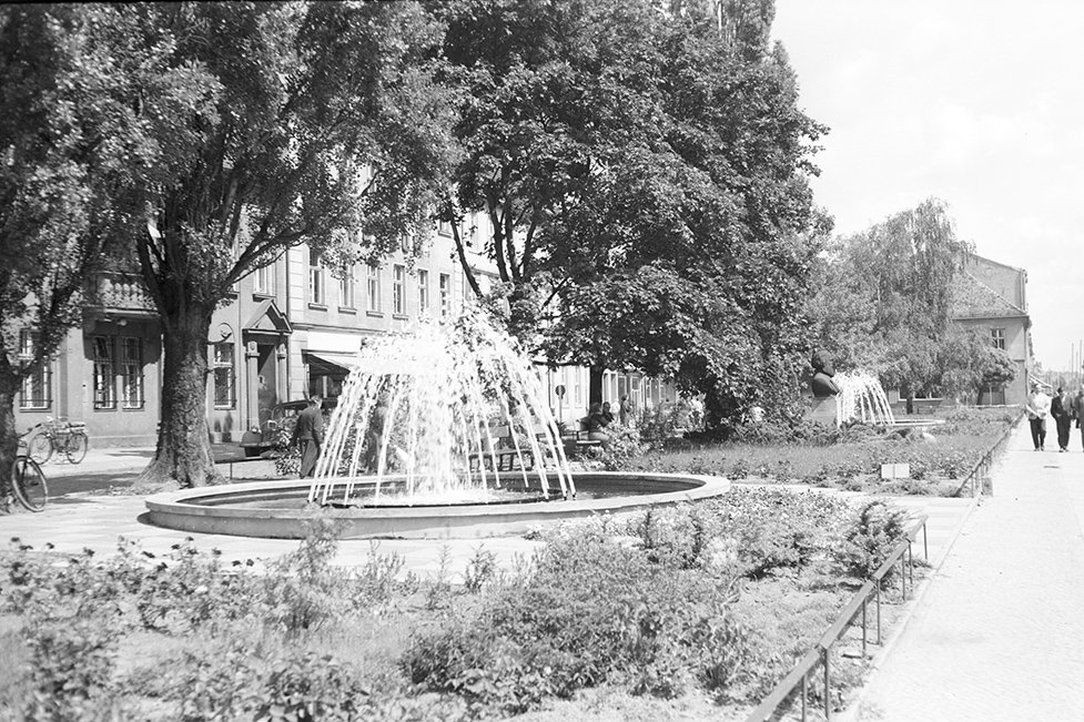 Neuruppin, Springbrunnen Karl-Marx-Straße, Ansicht 1 (Heimatverein "Alter Krug" Zossen e. V. CC BY-NC-SA)