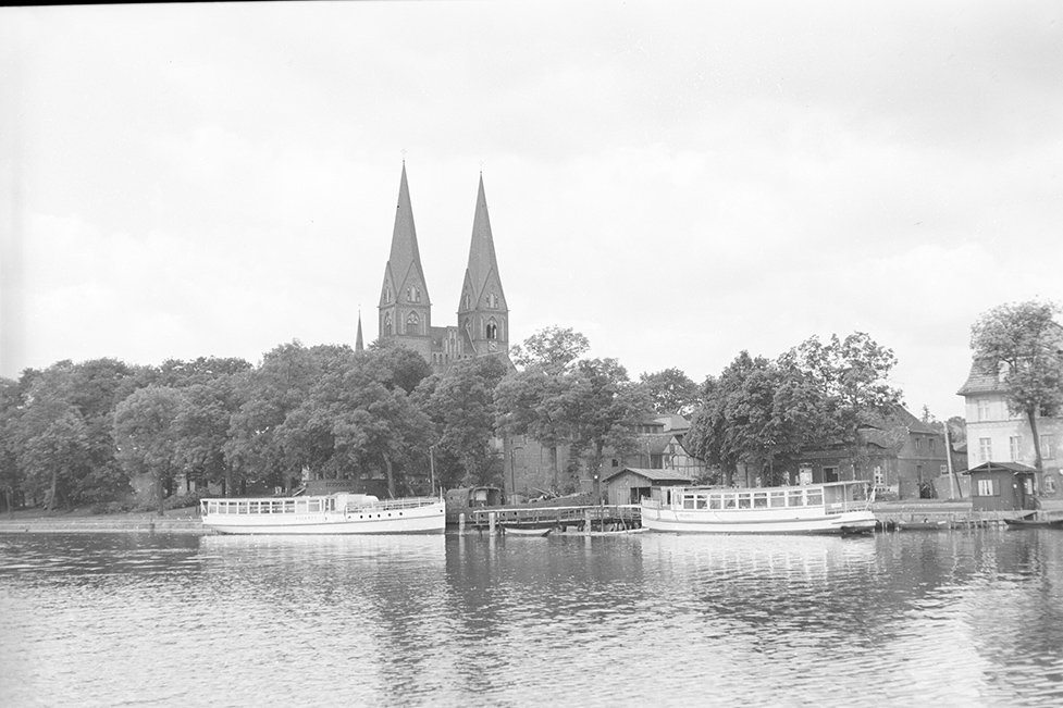 Neuruppin, Schifffahrtsanlegestelle mit Klosterkirche St. Trinitatis, Ansicht 1 (Heimatverein "Alter Krug" Zossen e. V. CC BY-NC-SA)