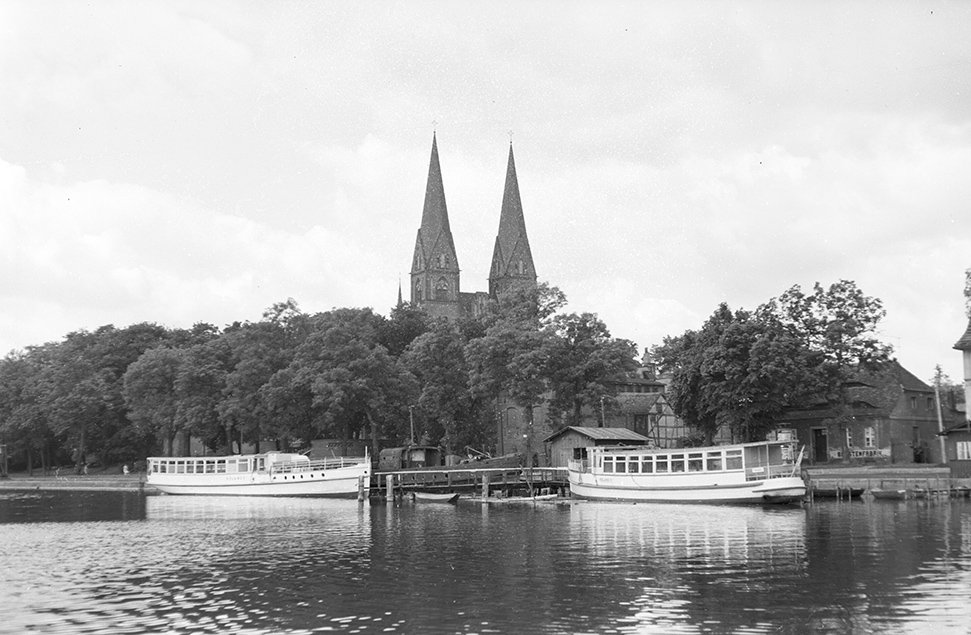 Neuruppin, Schifffahrtsanlegestelle mit Klosterkirche St. Trinitatis, Ansicht 2 (Heimatverein "Alter Krug" Zossen e. V. CC BY-NC-SA)