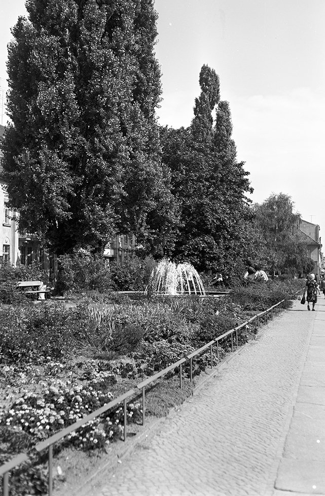 Neuruppin, Springbrunnen Karl-Marx-Straße, Ansicht 4 (Heimatverein "Alter Krug" Zossen e. V. CC BY-NC-SA)
