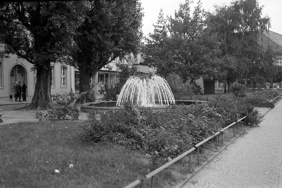 Neuruppin, Springbrunnen Karl-Marx-Straße Ansicht 6 (Heimatverein "Alter Krug" Zossen e. V. CC BY-NC-SA)