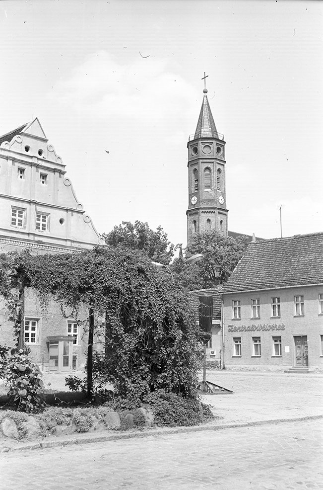 Niemegk, Ortsansicht 1 mit Kirche St. Johannis, Rathaus und Zentralbibliothek, Ansicht 1 (Heimatverein "Alter Krug" Zossen e. V. CC BY-NC-SA)