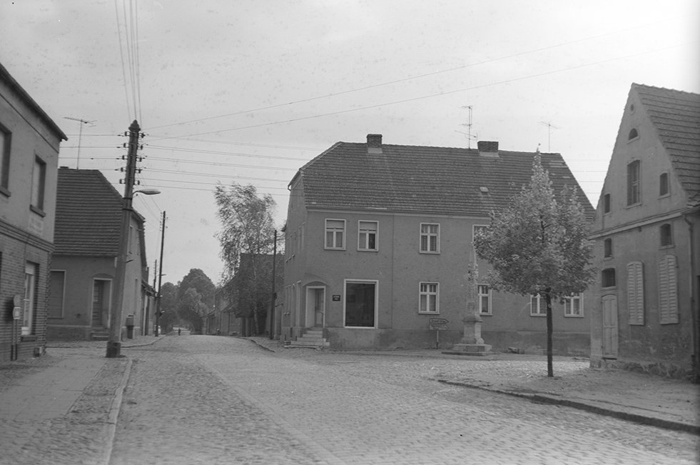 Niemegk, Ortsansicht 7 mit Kursächsische Postmeilensäule (Heimatverein "Alter Krug" Zossen e. V. CC BY-NC-SA)