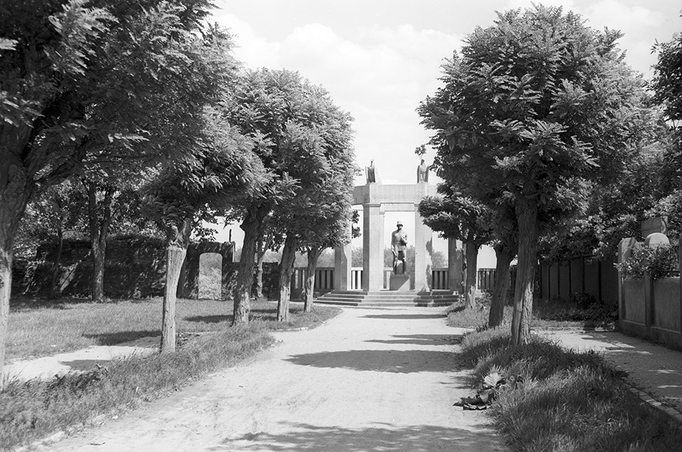Nienburg, Kriegerdenkmal Ansicht 2 (Heimatverein "Alter Krug" Zossen e. V. CC BY-NC-SA)