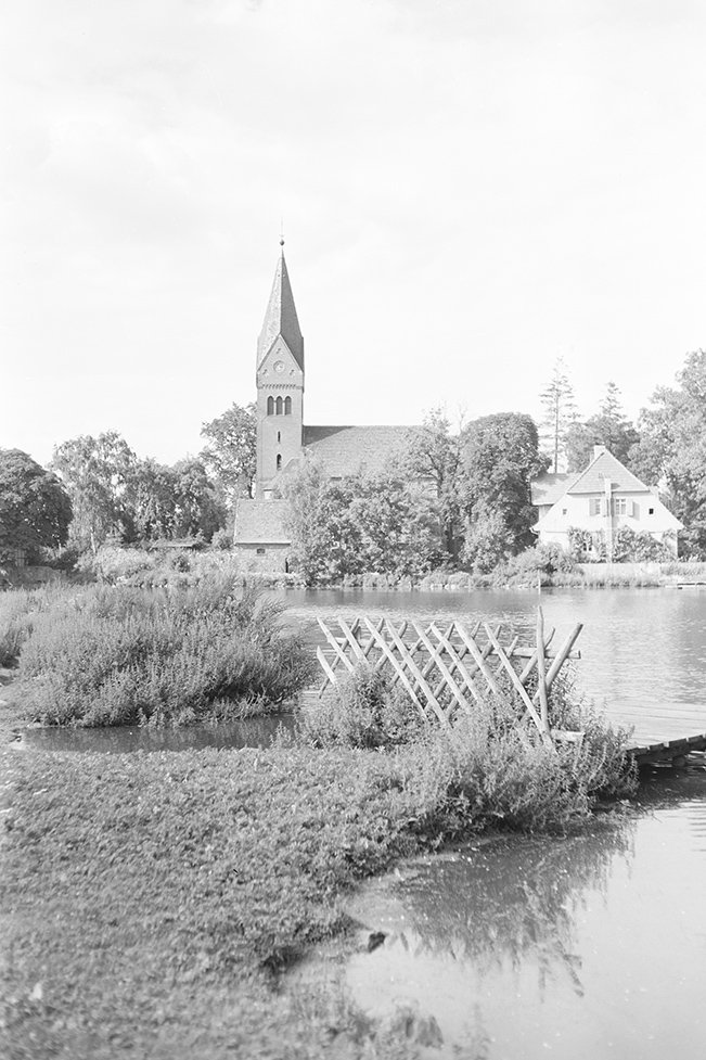 Parstein, Evangelische Pfarrkirche mit Teich, Ansicht 1 (Heimatverein "Alter Krug" Zossen e. V. CC BY-NC-SA)