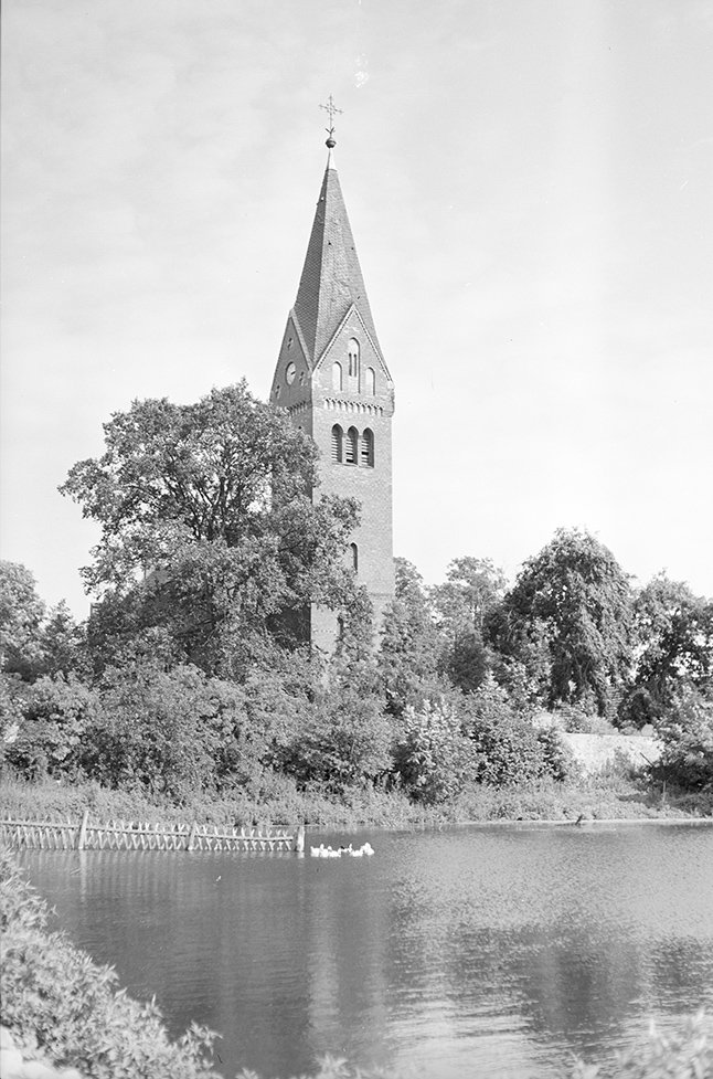 Parstein, Evangelische Pfarrkirche mit Teich, Ansicht 2 (Heimatverein "Alter Krug" Zossen e. V. CC BY-NC-SA)