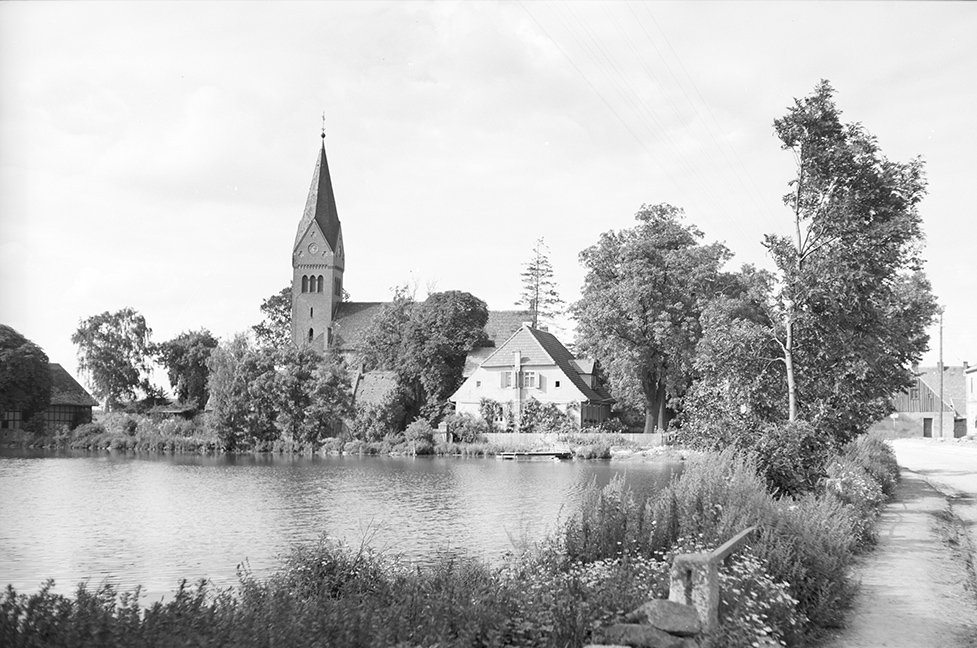 Parstein, Evangelische Pfarrkirche mit Teich, Ansicht 3 (Heimatverein "Alter Krug" Zossen e. V. CC BY-NC-SA)