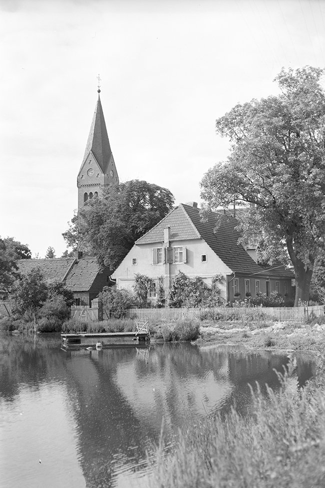 Parstein, Evangelische Pfarrkirche mit Teich, Ansicht 5 (Heimatverein "Alter Krug" Zossen e. V. CC BY-NC-SA)
