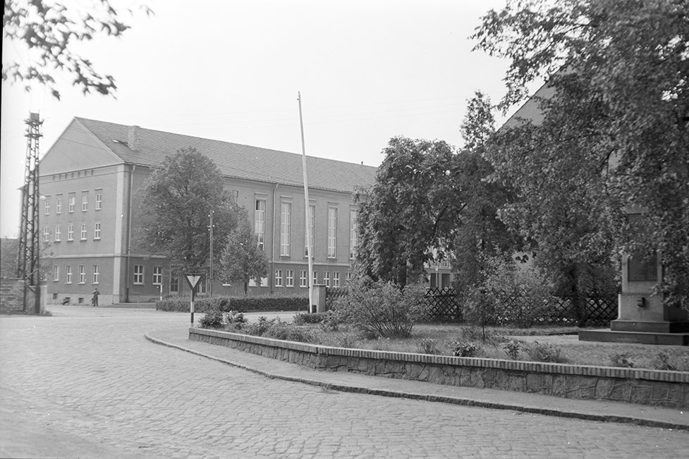 Plessa, Kulturhaus, Ansicht 1 und Gefallenendenkmal (Heimatverein "Alter Krug" Zossen e. V. CC BY-NC-SA)