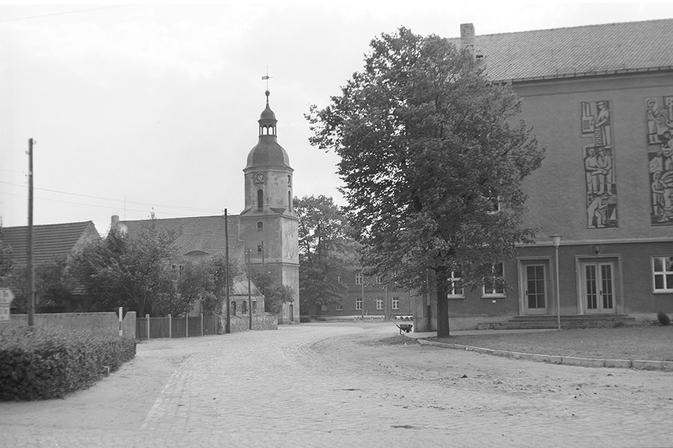 Plessa, Dorfkirche, Ansicht 5 mit Kulturhaus (Heimatverein "Alter Krug" Zossen e. V. CC BY-NC-SA)