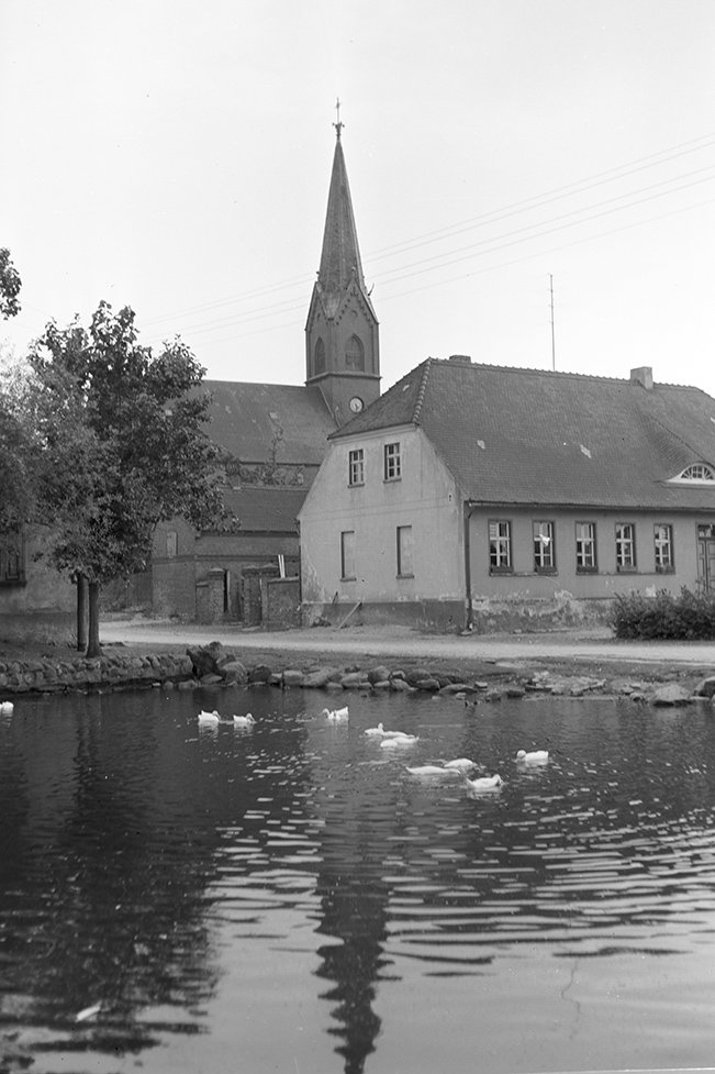 Reuden, Dorfteich mit Dorfschule und Kirche (Heimatverein "Alter Krug" Zossen e. V. CC BY-NC-SA)