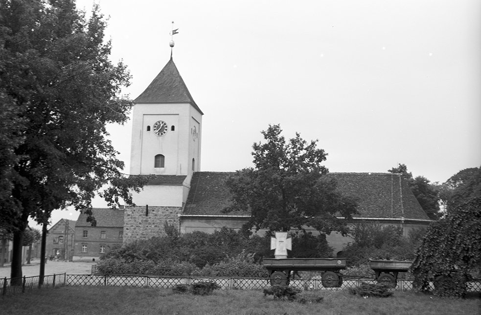 Rhinow, Stadtkirche, Ansicht 4 mit Gefallenendenkmal (Heimatverein "Alter Krug" Zossen e. V. CC BY-NC-SA)