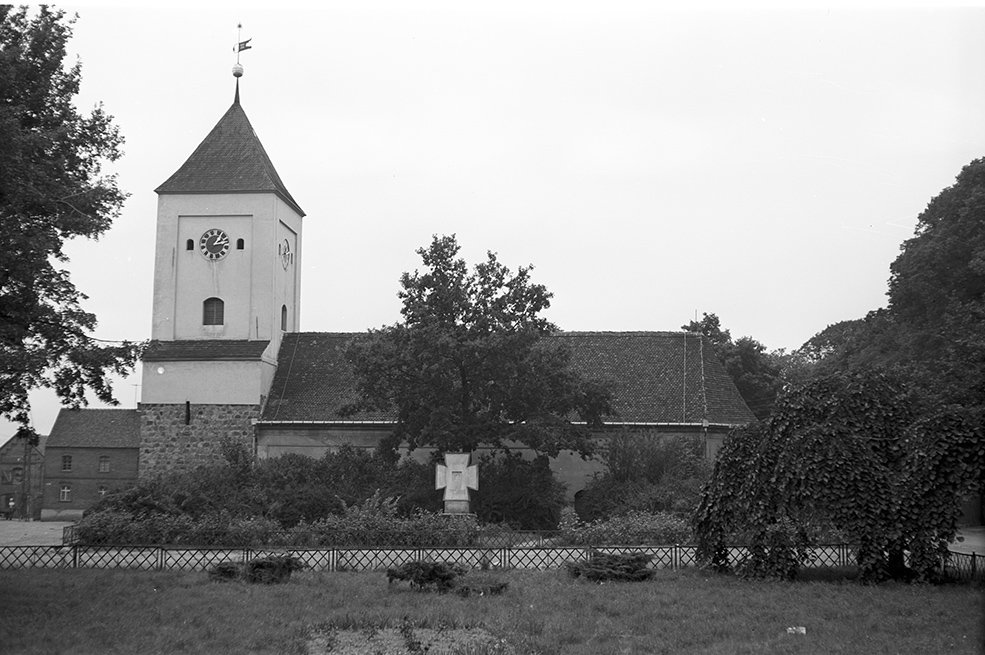 Rhinow, Stadtkirche, Ansicht 5 mit Gefallenendenkmal (Heimatverein "Alter Krug" Zossen e. V. CC BY-NC-SA)
