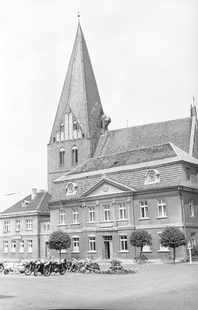 Röbel/Müritz, Rathaus und Nicolaikirche (Heimatverein "Alter Krug" Zossen e. V. CC BY-NC-SA)