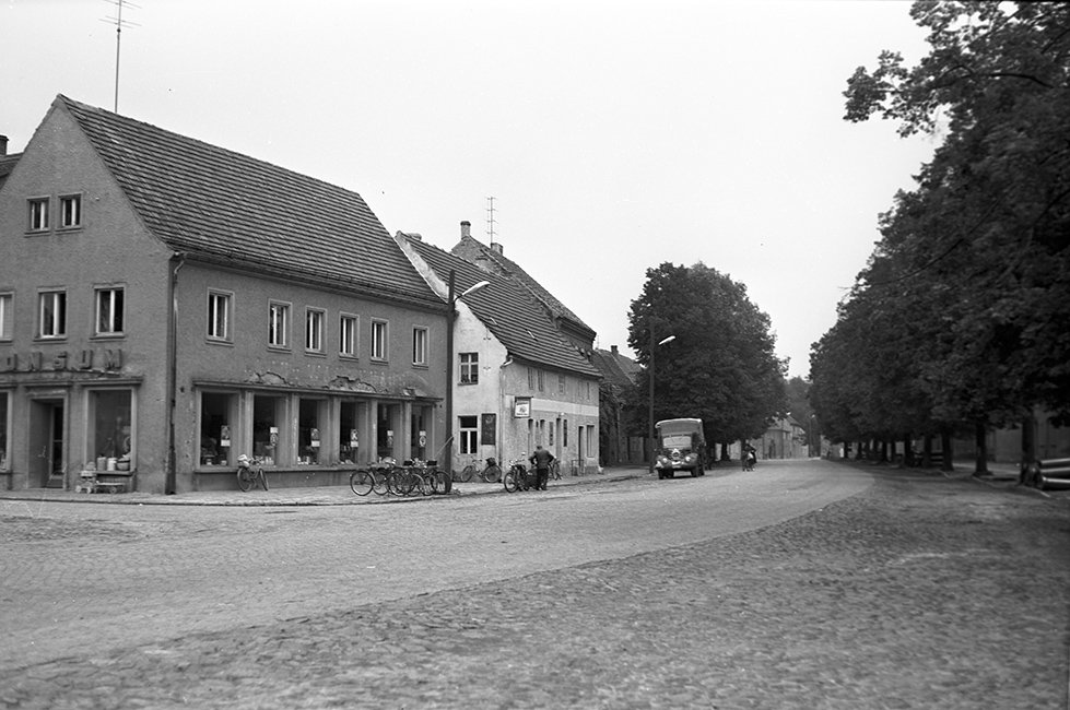 Schönewalde, Ortsansicht 14, mit KONSUM (Heimatverein "Alter Krug" Zossen e. V. CC BY-NC-SA)