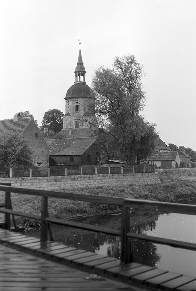 Schweinitz, Ortsansicht 2 mit Kirche Sankt Marien und Schwarzer Elster (Heimatverein "Alter Krug" Zossen e. V. CC BY-NC-SA)